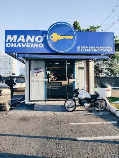 Fachada azul do quiosque do Mano Chaveiro na Av. Marcolino Martins Cabral, 556